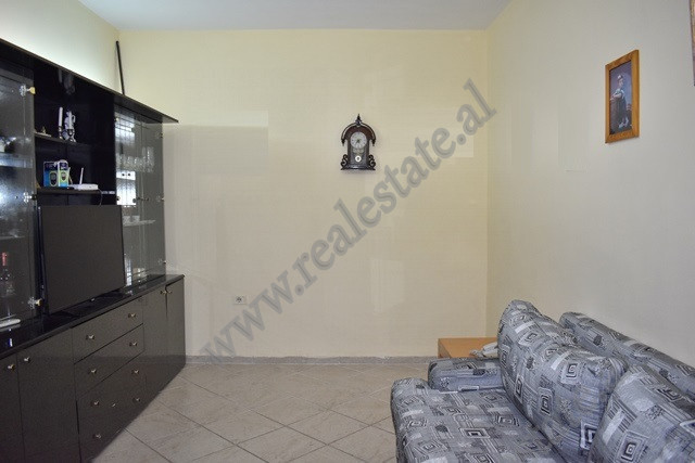 Apartament 2+1 me qera ne rrugen Shyqyri Berxolli ne Tirane.&nbsp;
Pozicionohet ne katin e dyte te 